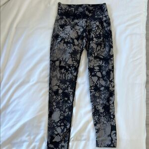 Women’s Black and Gray Patterned Leggings Size M